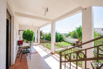 dom-s-apartamentami-sutomore-14