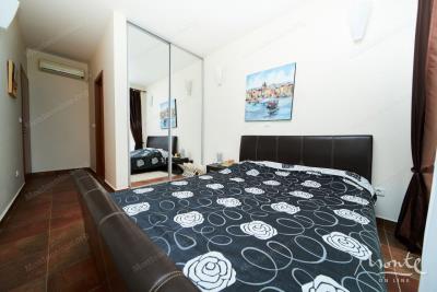 komfortnaya-4-etazhnaya-villa-v-bechichi-s-bassejnom-i-panoramnym-vidom_14