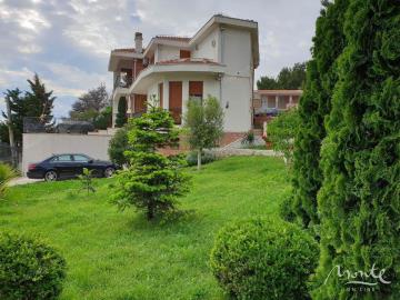 prostornyj-dom-s-vidom-na-more-i-apartamentami-dlya-arendy-v-shushane-bar_06