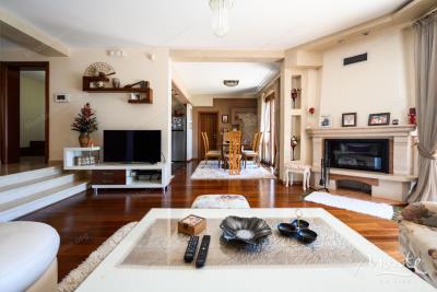 prostornyj-dom-s-vidom-na-more-i-apartamentami-dlya-arendy-v-shushane-bar_09