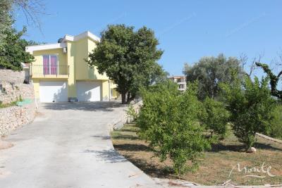 prostornyj-dom-s-fruktovym-sadom-i-panoramnym-vidom-na-more-dobra-voda_05