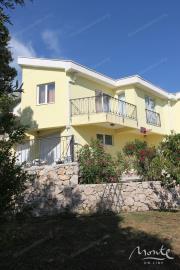 prostornyj-dom-s-fruktovym-sadom-i-panoramnym-vidom-na-more-dobra-voda_06