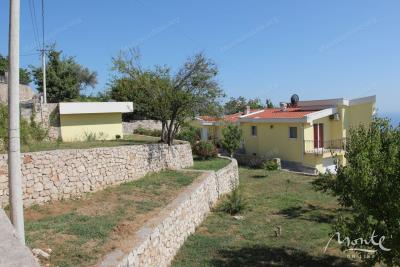 prostornyj-dom-s-fruktovym-sadom-i-panoramnym-vidom-na-more-dobra-voda_07