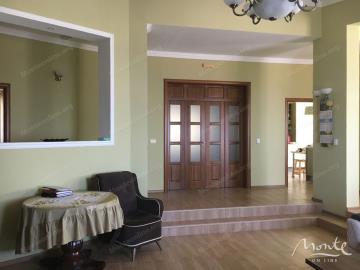 prostornyj-dom-s-fruktovym-sadom-i-panoramnym-vidom-na-more-dobra-voda_13