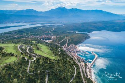 roskoshnye-golf-taunhausy-v-lushticza-bej-the-peaks-s-vidom-na-adriatiku_17