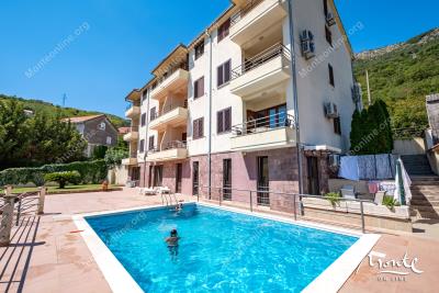 dvuhurovnevye-apartamenty-s-2-spalnyami-v-150-m-ot-morya-v-kamenari-herczeg-novi_03