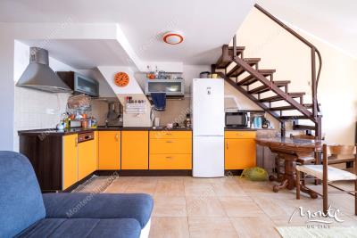 dvuhurovnevye-apartamenty-s-2-spalnyami-v-150-m-ot-morya-v-kamenari-herczeg-novi_09