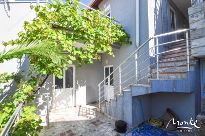 semejnyj-3-etazhnyj-dom-s-garazhom-i-vidom-na-zaliv-v-lepetane-tivat_08