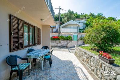 uhozhennyj-dom-s-sadom-i-garazhom-v-250-m-ot-morya-na-lushticze_08