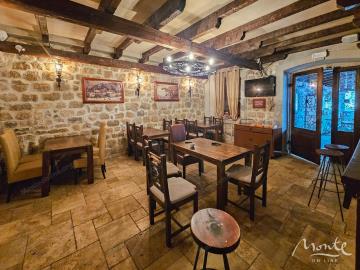 dejstvuyushhij-restoran-s-bolshoj-terrasoj-v-czentre-risana_02