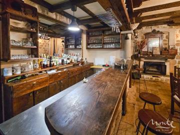 dejstvuyushhij-restoran-s-bolshoj-terrasoj-v-czentre-risana_03