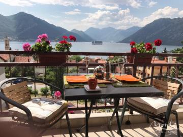 kvartira-s-2-spalnyami-i-panoramnym-vidom-na-more-v-dobrote_01