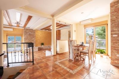 prostornyj-dom-s-potryasayushhim-panoramnym-vidom-v-dzhenovichi_12