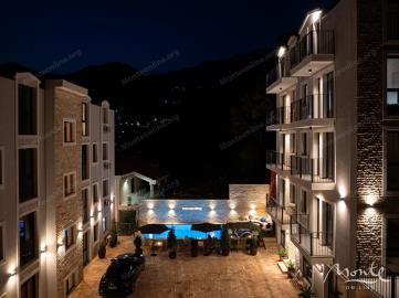 novye-kvartiry-v-sovremennom-zhilom-komplekse-s-bassejnom-v-budve_04