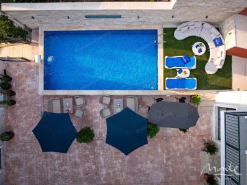 novye-kvartiry-v-sovremennom-zhilom-komplekse-s-bassejnom-v-budve_11