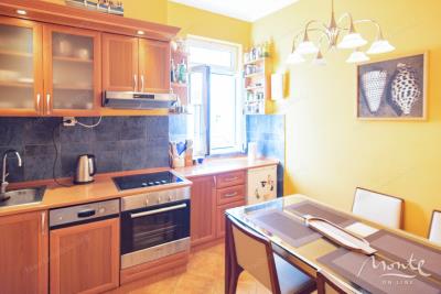 kvartira-s-2-spalnyami-v-20-metrah-ot-morya-s-panoramnym-vidom-dzhenovichi_10