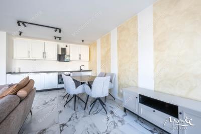 sovremennye-taunhausy-u-morya-na-poluostrove-lushticza_10