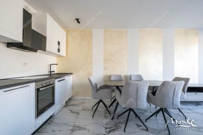 sovremennye-taunhausy-u-morya-na-poluostrove-lushticza_12