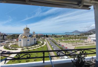 roskoshnaya-kvartira-s-2-spalnyami-i-panoramnym-vidom-na-more-i-hram-v-bare_01