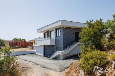 sovremennaya-villa-s-bassejnom-i-vidom-na-more-v-krimovicze-budva_06