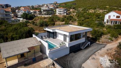 sovremennaya-villa-s-bassejnom-i-vidom-na-more-v-krimovicze-budva_07