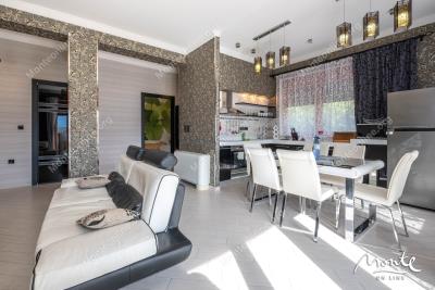 prostornyj-apartament-s-3-spalnyami-i-privatnym-sadom-v-orahovcze_06