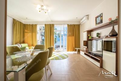 dvuhetazhnyj-apartament-dupleks-s-prostornymi-terrasami-v-p-orahovacz_01