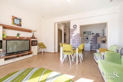 dvuhetazhnyj-apartament-dupleks-s-prostornymi-terrasami-v-p-orahovacz_05