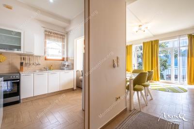 dvuhetazhnyj-apartament-dupleks-s-prostornymi-terrasami-v-p-orahovacz_11