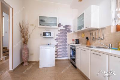 dvuhetazhnyj-apartament-dupleks-s-prostornymi-terrasami-v-p-orahovacz_13