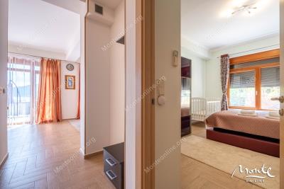 uyutnaya-rezidencziya-s-sobstvennym-sadom-i-vidom-na-more-v-orahovcze_09