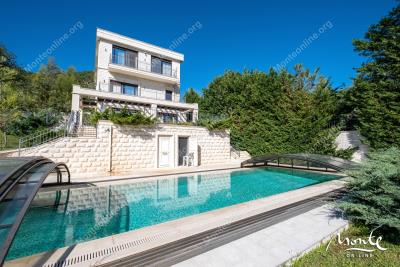 elegantnaya-villa-s-bassejnom-i-potryasayushhim-vidom-na-tivatskij-zaliv_01