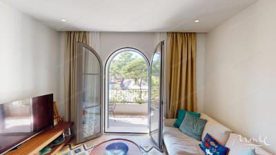 uyutnaya-kvartira-s-1-spalnej-i-vidom-na-ploshhad-piazza-v-lustica-bay-centrale_02