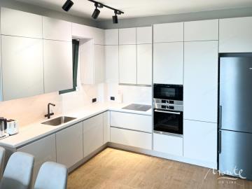 shikarnyj-2-spalnyj-apartament-s-panoramnym-vidom-na-more-v-bechichi_08