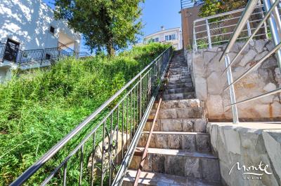 prostornyj-dom-s-bassejnom-i-panoramnym-vidom-na-more-v-tivate-lepetane_05