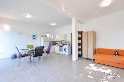 prostornyj-dom-s-bassejnom-i-panoramnym-vidom-na-more-v-tivate-lepetane_09