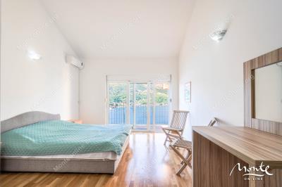 prostornyj-dom-s-bassejnom-i-panoramnym-vidom-na-more-v-tivate-lepetane_10