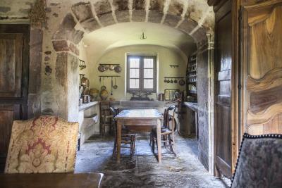 crop_9999_1000_Mas-de-Beauce-Midi-Pyrenees-Fr-Olivers-Travels-14