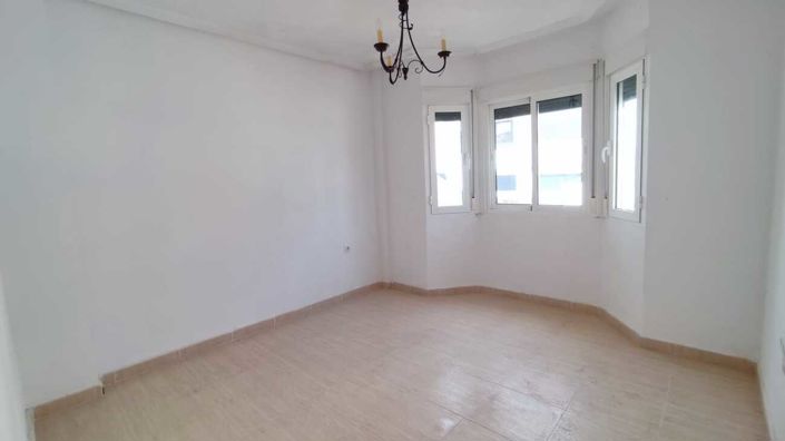 Image No.9-3 Bed House for sale