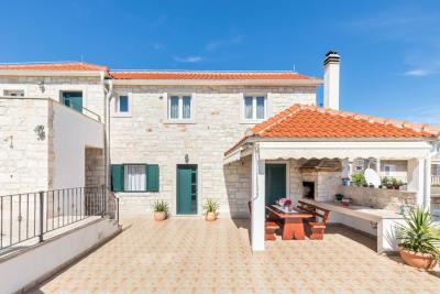 002-3734-30-island-brac-house-in-quiet-area-for-sale