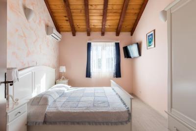 012-3734-30-island-brac-house-in-quiet-area-for-sale