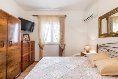 011-3734-30-island-brac-house-in-quiet-area-for-sale