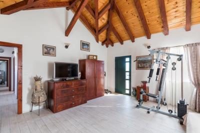 015-3734-30-island-brac-house-in-quiet-area-for-sale