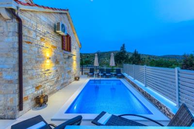 002-5267-30-Brac-stone-house-with-pool-for-sale