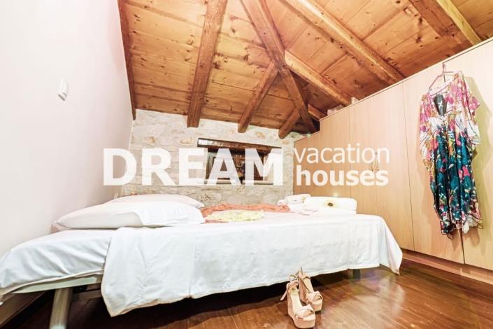 Image No.27-8 Bed Property for sale