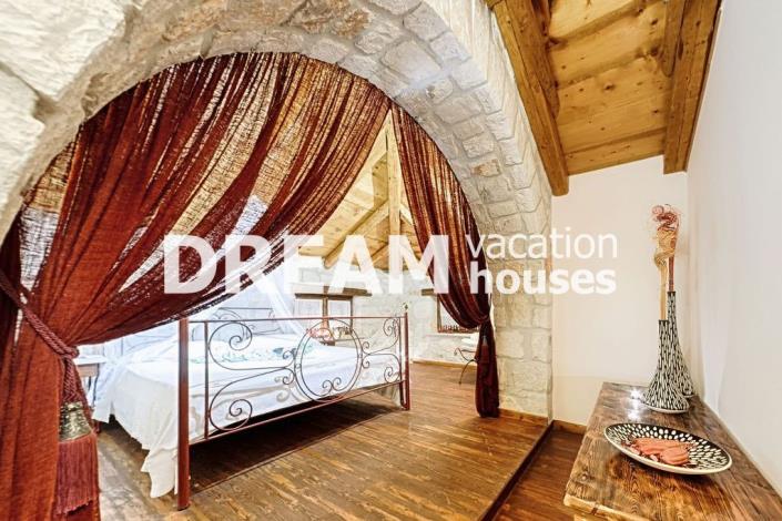 Image No.32-8 Bed Property for sale