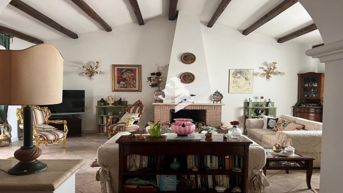 Image No.16-4 Bed Semi-Detached for sale