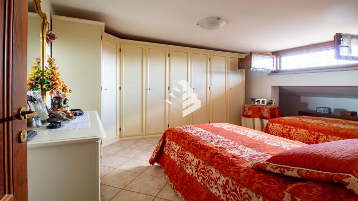 Image No.27-4 Bed Semi-Detached for sale