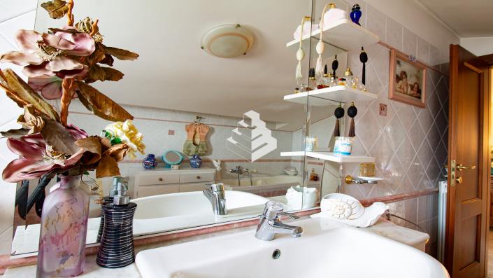 Image No.32-4 Bed Semi-Detached for sale