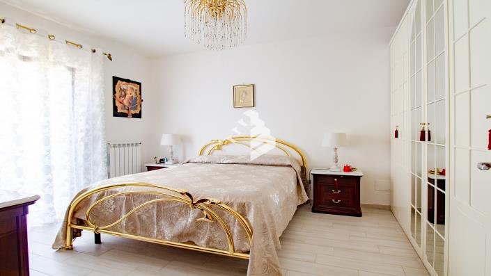 Image No.8-2 Bed Townhouse for sale